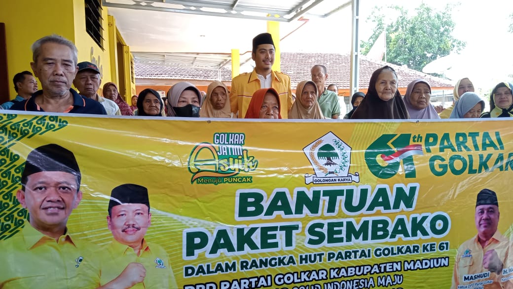 Golkar membagikan bantua kepada lansia dam warga kurang mampu dalam rangka HUT ke-61.