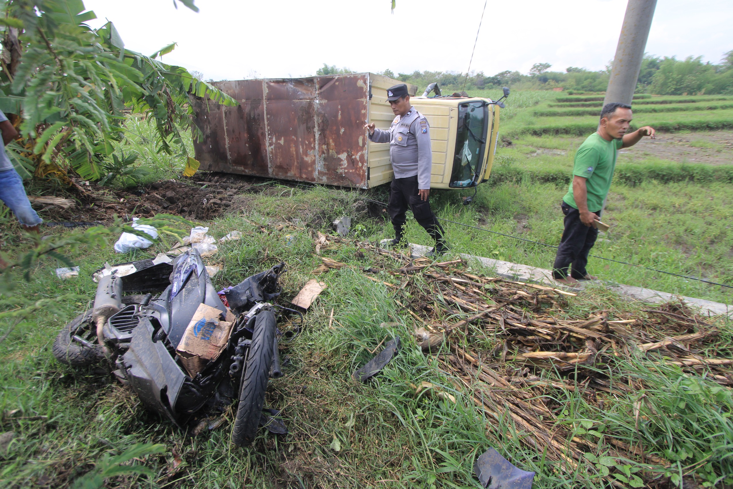 Truk bermuatan tepung terguling ke sawah setelah menabrak sepeda motor di Jalan Raya Madiun&ndash;Magetan, Desa Mojopurno, Jumat siang (31/10). AJI PUTRA/JAWA POS RADAR MAGETAN