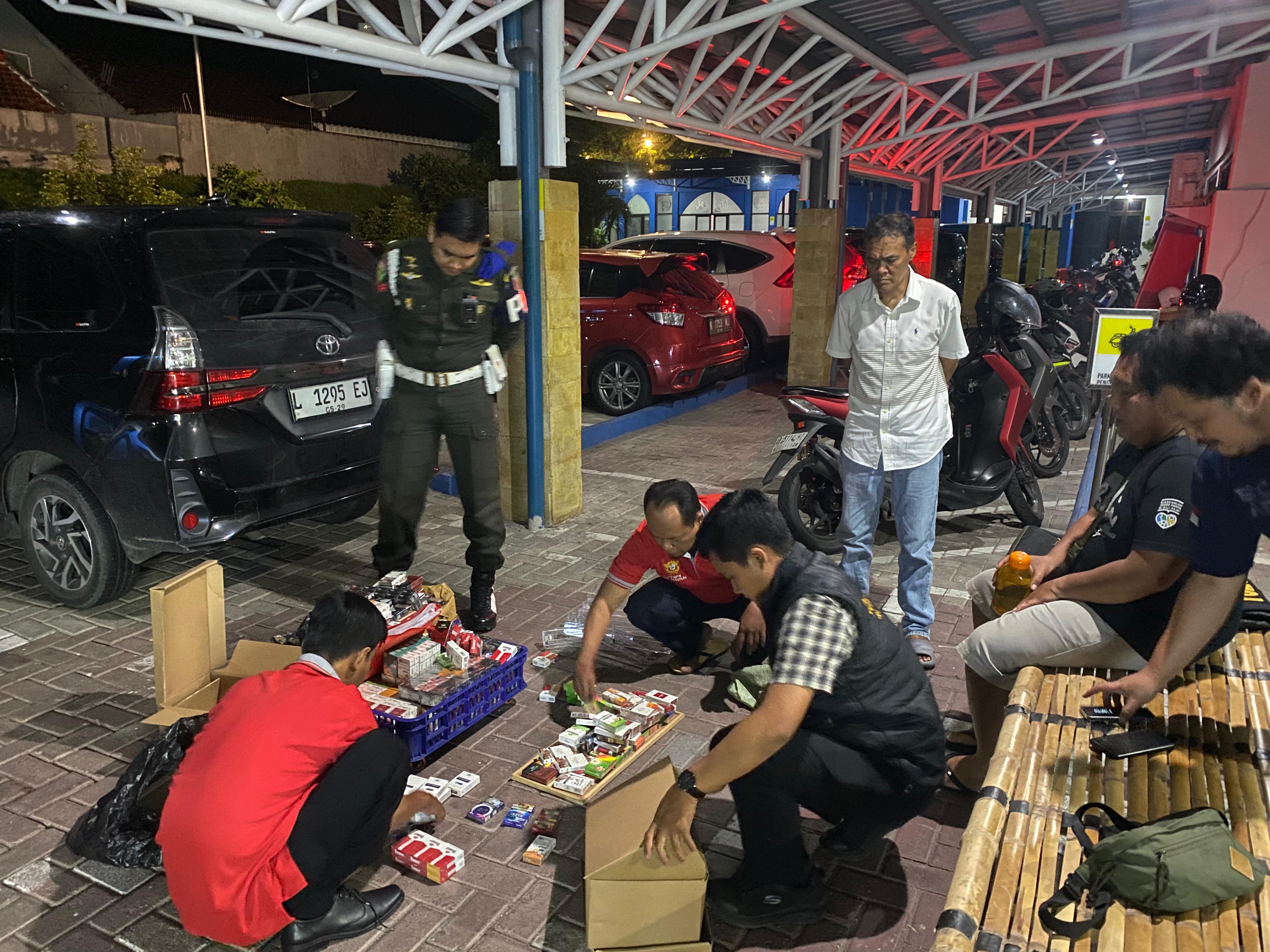 Petugas Bea Cukai Madiun bersama Denpom V/1 Madiun memeriksa ribuan batang rokok ilegal hasil sitaan dari sebuah toko di Jiwan. FOTO: BEA CUKAI MADIUN