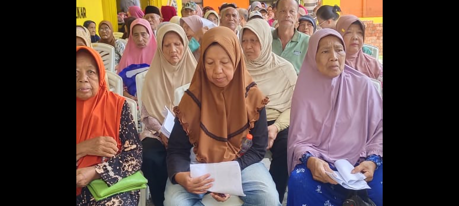 Golkar membagikan bantua kepada lansia dam warga kurang mampu dalam rangka HUT ke-61.