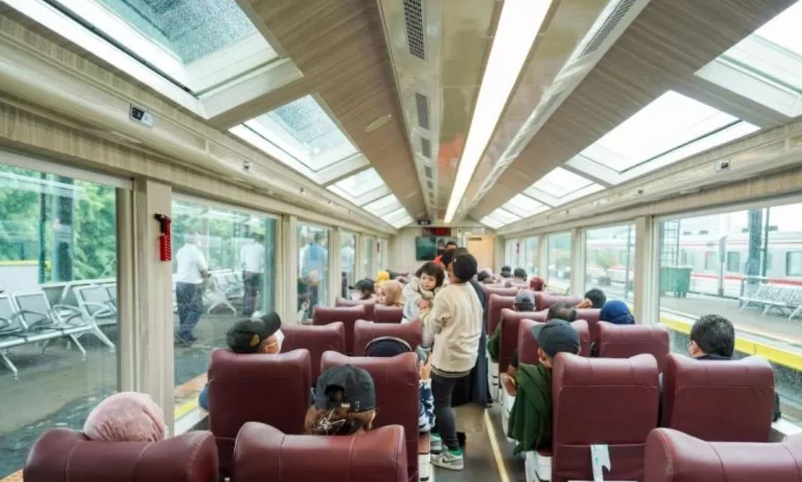 Tampilan interior gerbong kereta panoramic.