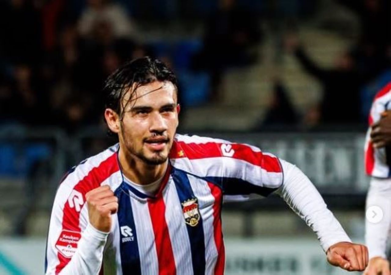 Nathan Tjoe-A-On merayakan gol bersama Willem II.