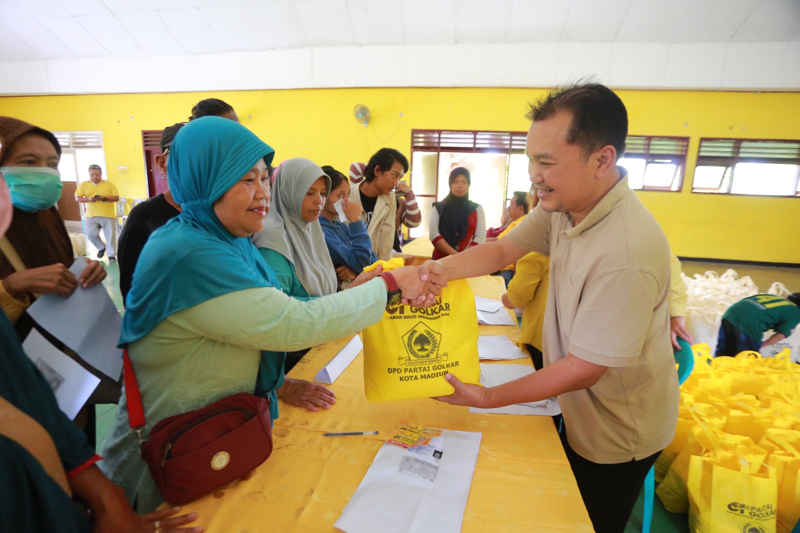 DPD Golkar Kota Madiun menggelar ziarah, tasyakuran, dan program sosial tebus sembako murah dalam rangka HUT ke-61 Partai Golkar.