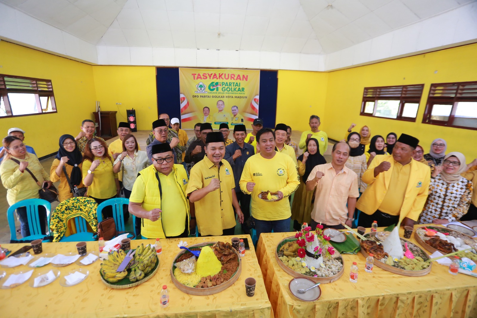 DPD Golkar Kota Madiun menggelar ziarah, tasyakuran, dan program sosial tebus sembako murah dalam rangka HUT ke-61 Partai Golkar.