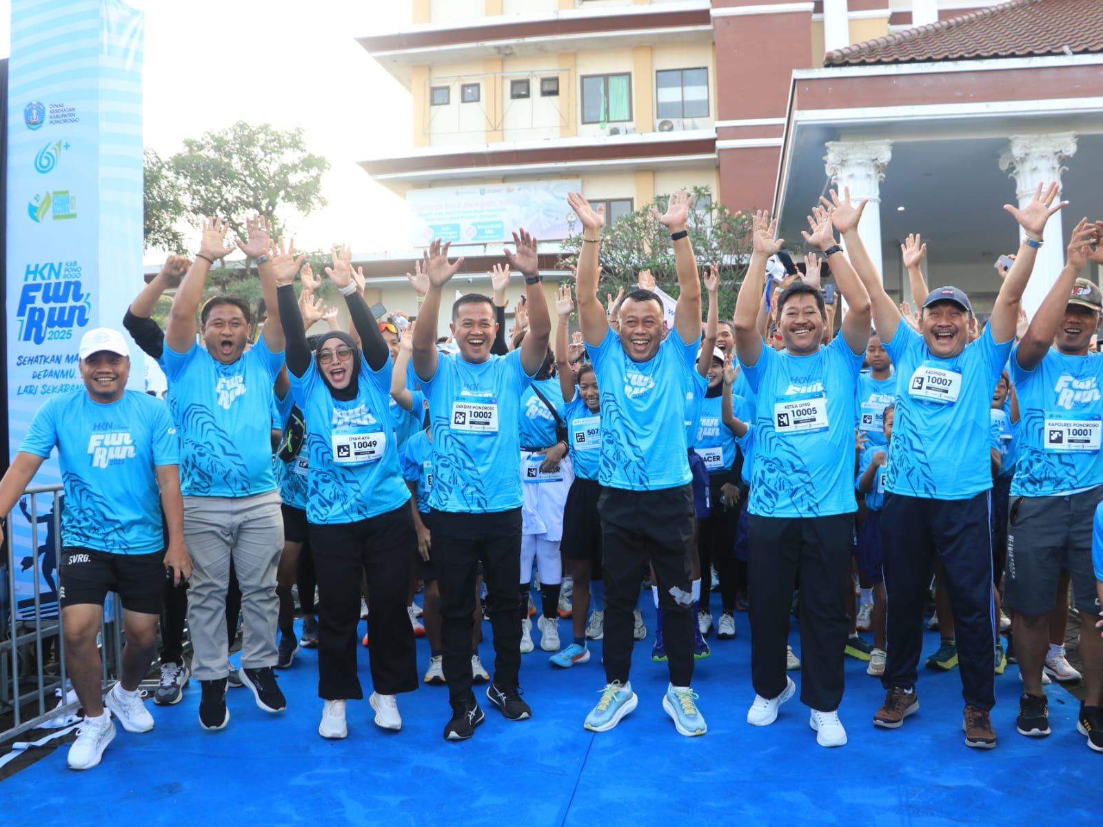 SEHAT: Kadinkes Ponorogo Dyah Ayu Puspitaningarti (tiga dari kanan) bersama bupati Ponorogo Sugiri Sancoko (tengah) dan forkopimda memberangkatkan peserta Fun Run 5K.