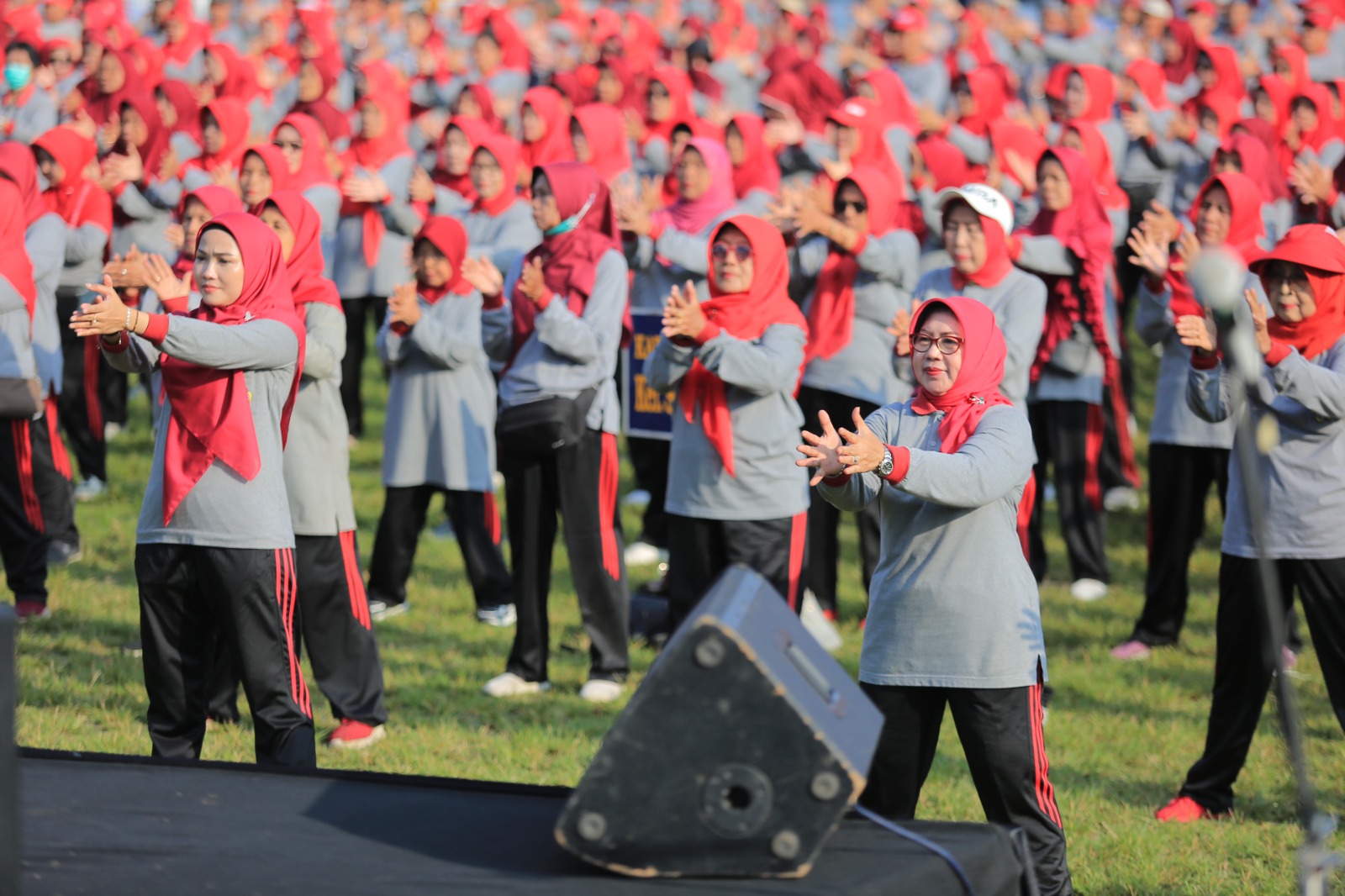 Ribuan lansia antusias mengikuti senam bersama di Alun-Alun Kota Madiun. BAGAS BIMANTARA/RADAR MADIUN