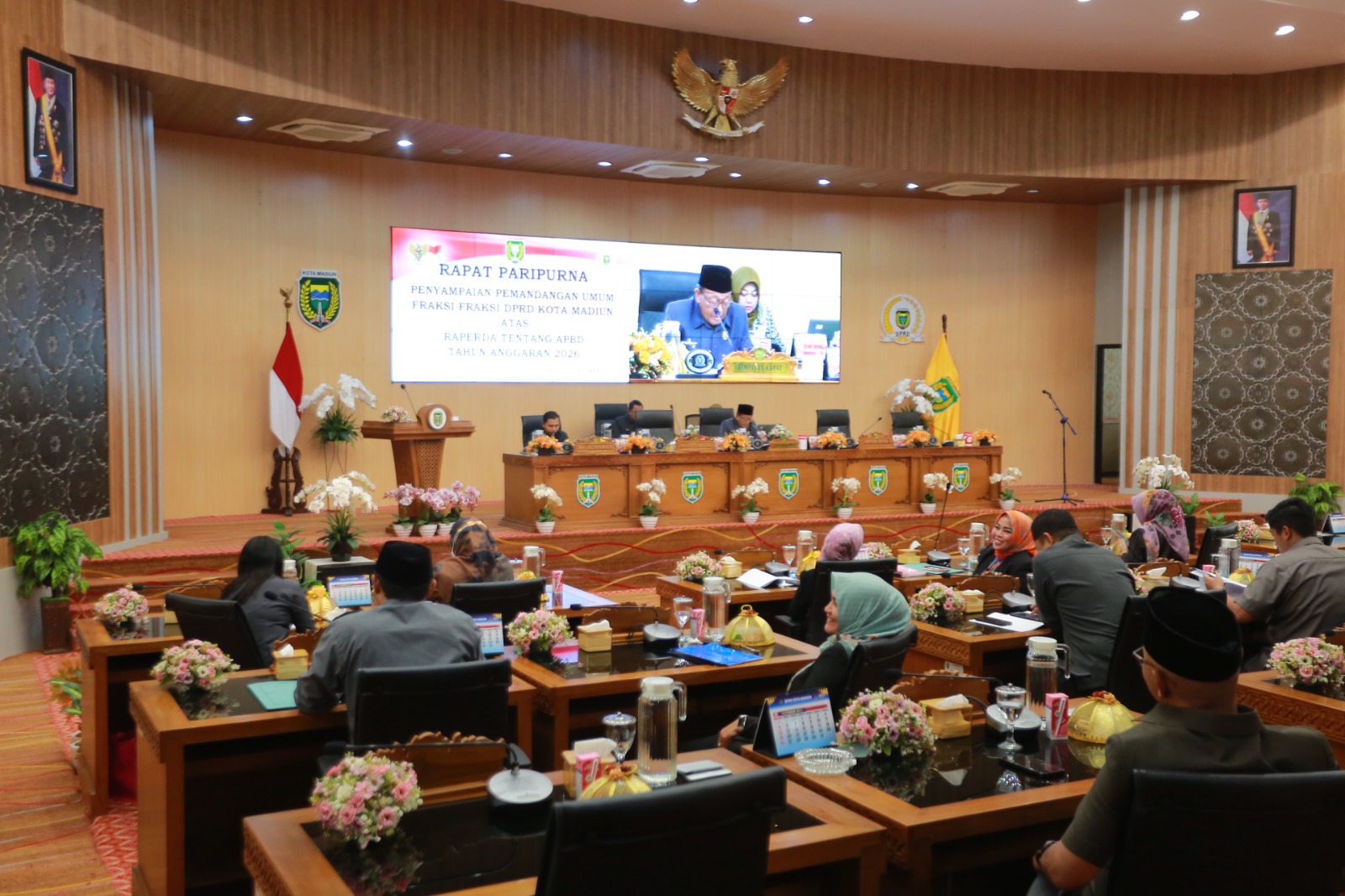 DPRD Kota Madiun menggelar rapat paripurna penyampaian pandangan fraksi atas Raperda APBD 2026, yang menyoroti pemangkasan TKD dan strategi efisiensi pemkot. BAGAS BIMANTARA/RADAR MADIUN