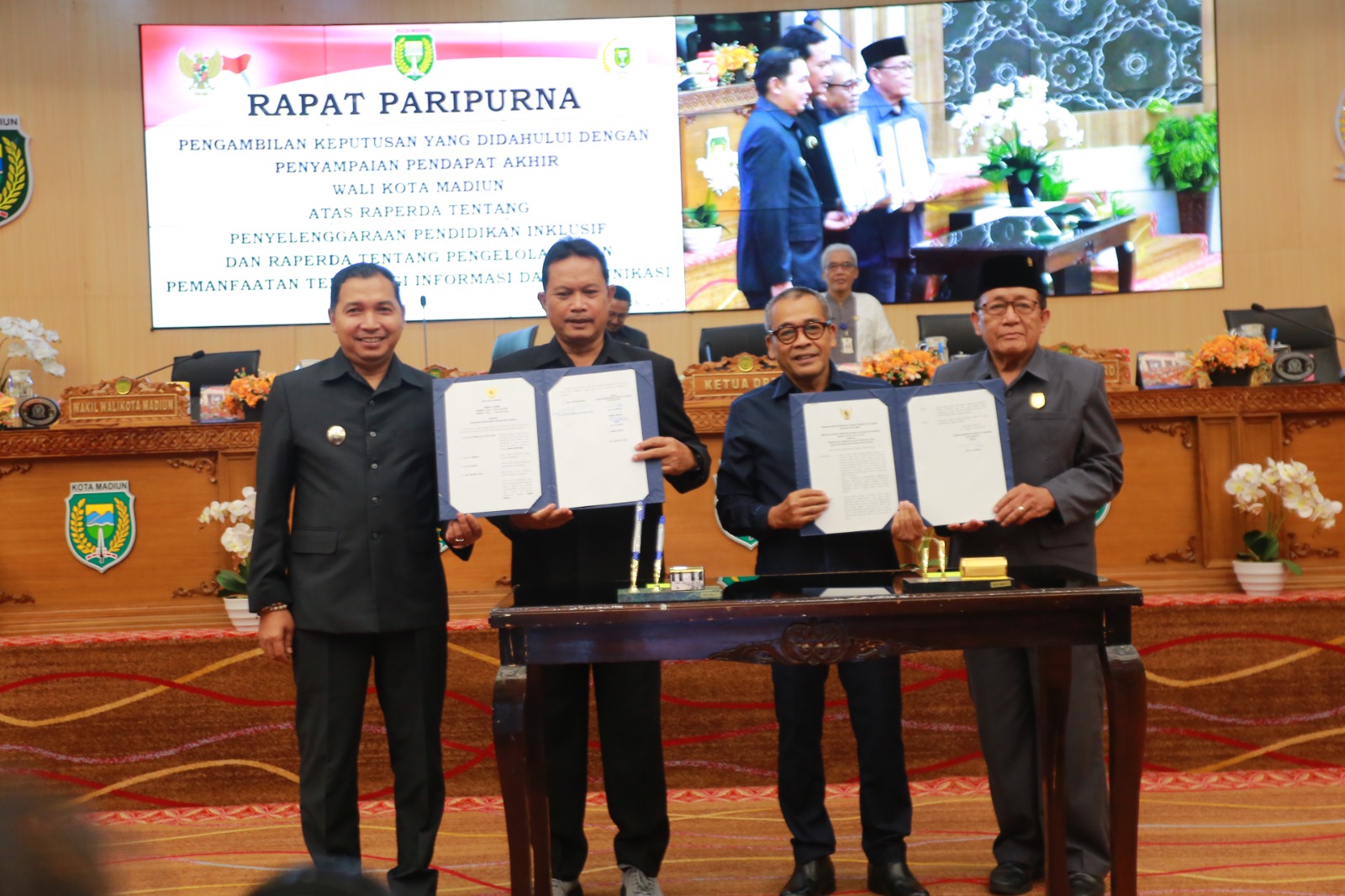 Ketua DPRD Kota Madiun Armaya bersama Wali Kota Maidi dan Wawali F. Bagus Panuntun menandatangani penetapan dua raperda inisiatif tentang pendidikan inklusif dan tata kelola TIK. BAGAS B/RADAR MADIUN