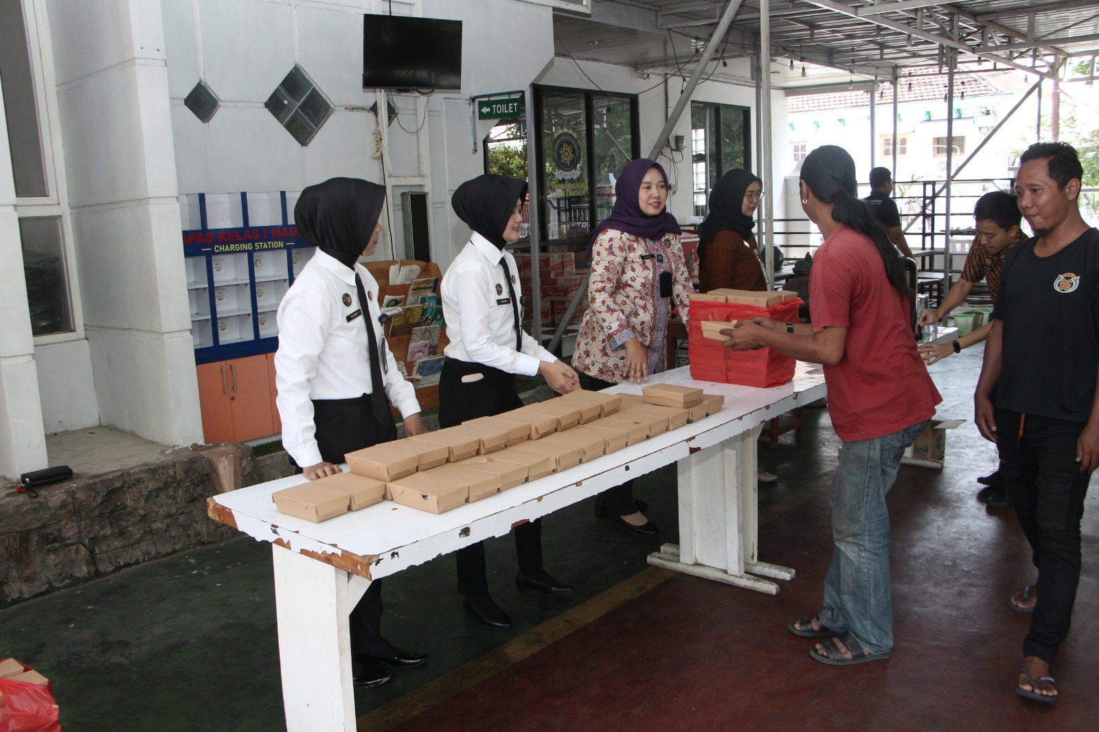 Pegawai Lapas I Madiun turun langsung membagikan paket makanan kepada warga sekitar dalam program &ldquo;Jumat Penuh Berkah&rdquo; sebagai bentuk kepedulian sosial dan kebersamaan. FOTO: ISTIMEWA