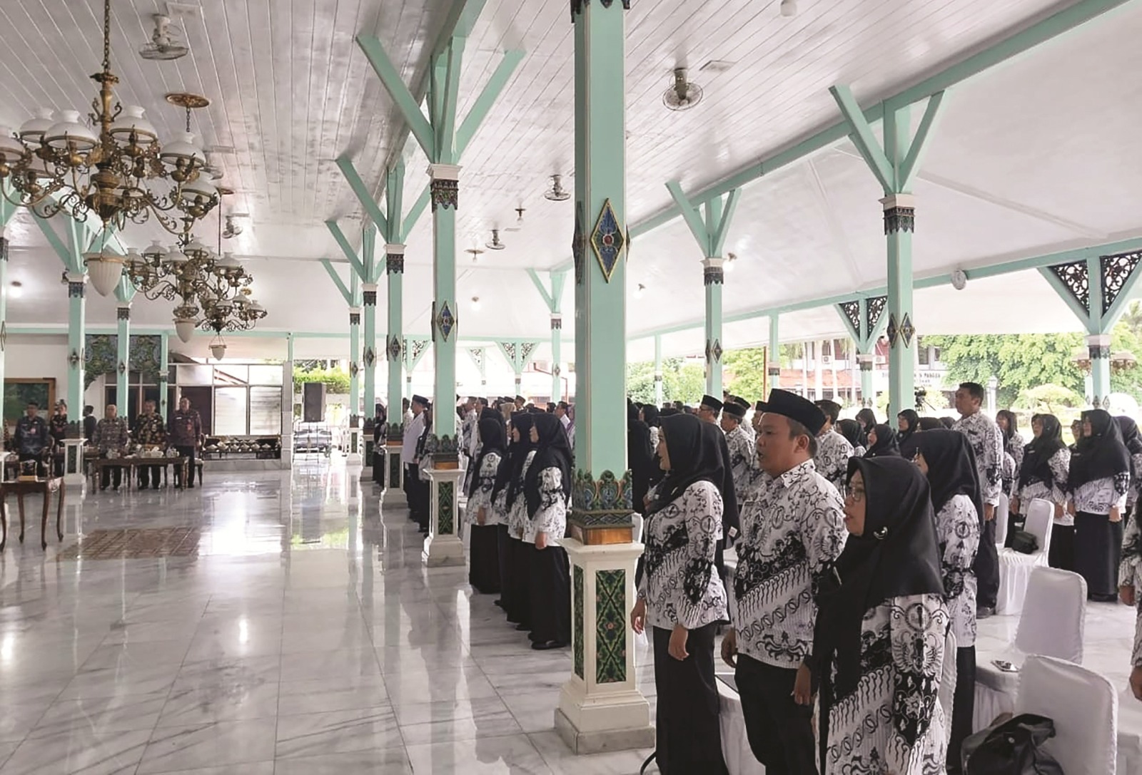 Bupati Madiun Hari Wuryanto melantik 115 guru menjadi kepala SD dan SMP serta mengukuhkan 14 kepala UPT puskesmas di Pendopo Muda Graha, kemarin (31/10). LODITYA FERNANDES/RADAR MADIUN