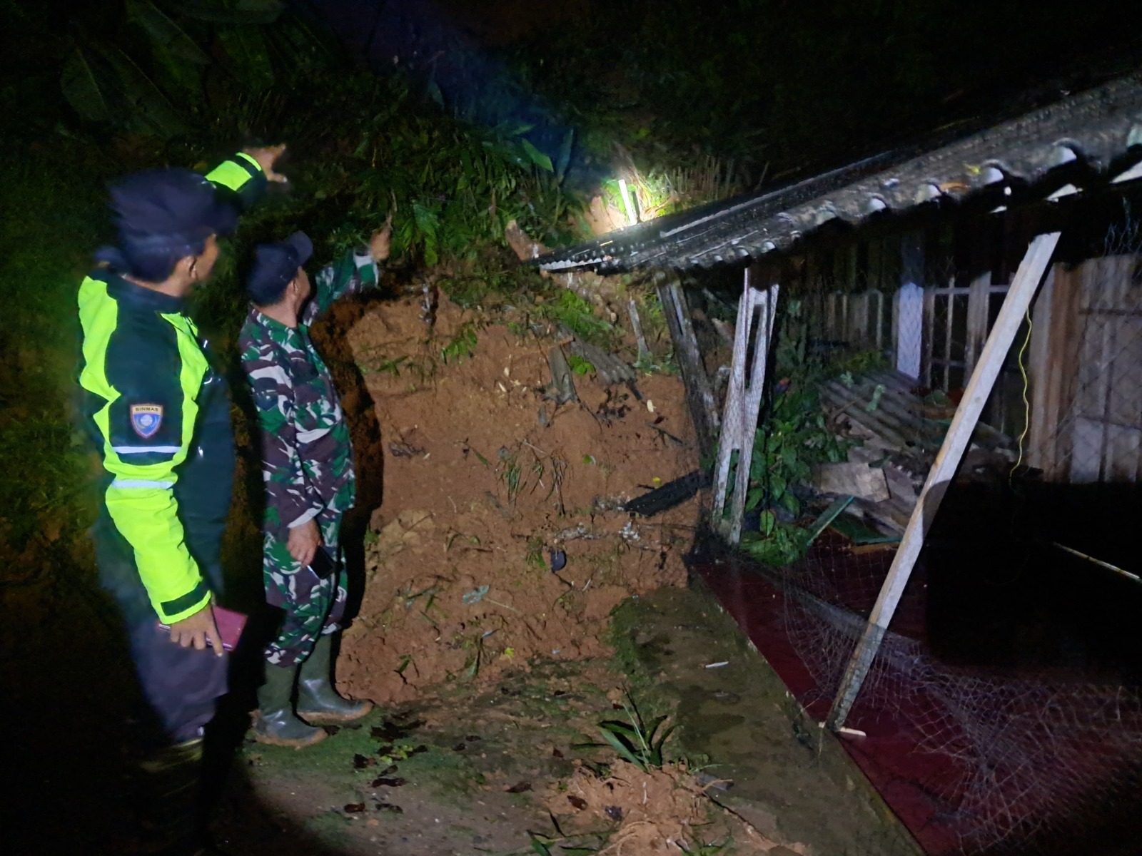 Petugas BPBD Pacitan meninjau titik rawan di wilayah Tulakan. Sepanjang Oktober 2025, tercatat 16 kejadian longsor yang merusak 28 rumah warga dan menimbun beberapa ruas jalan kabupaten.