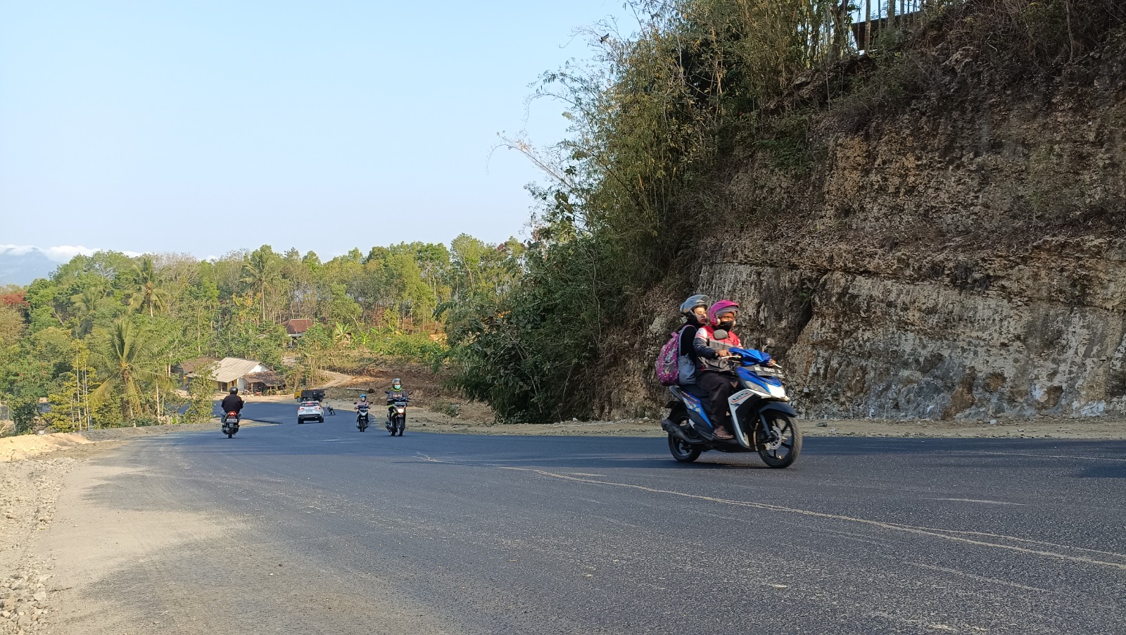 Petugas tengah memperlebar ruas Jalan Bangunsari&ndash;Ngadirejan di Pacitan. NUR CAHYONO/RADAR PACITAN