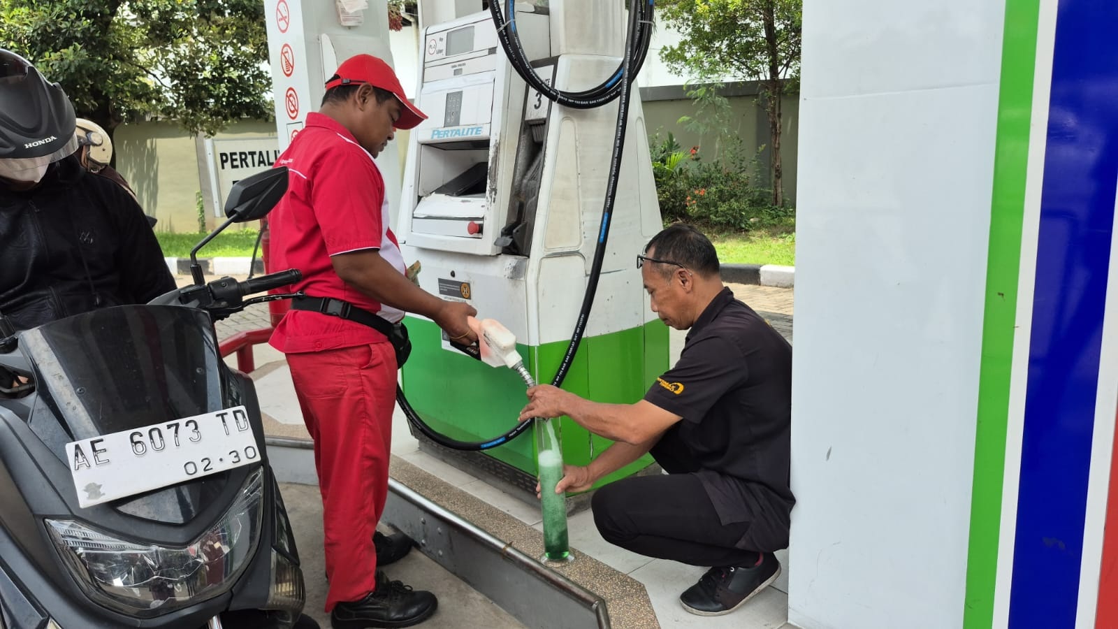 Petugas Satreskrim Polres Ponorogo melakukan pemeriksaan bahan bakar di salah satu SPBU wilayah kota. SUGENG DWI N/RADAR PONOROGO