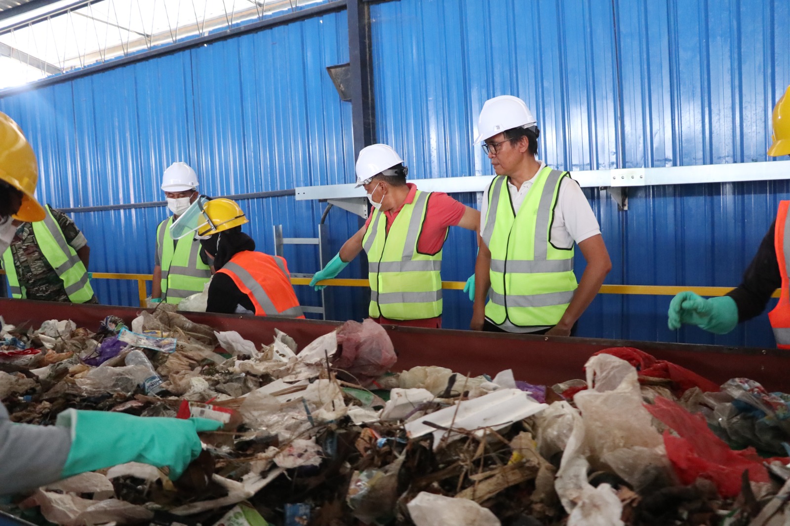 Pekerja memilah sampah yang masih bisa diolah kembali menjadi bahan bakar RDF di TPA Mrican. DOK RADAR PONOROGO
