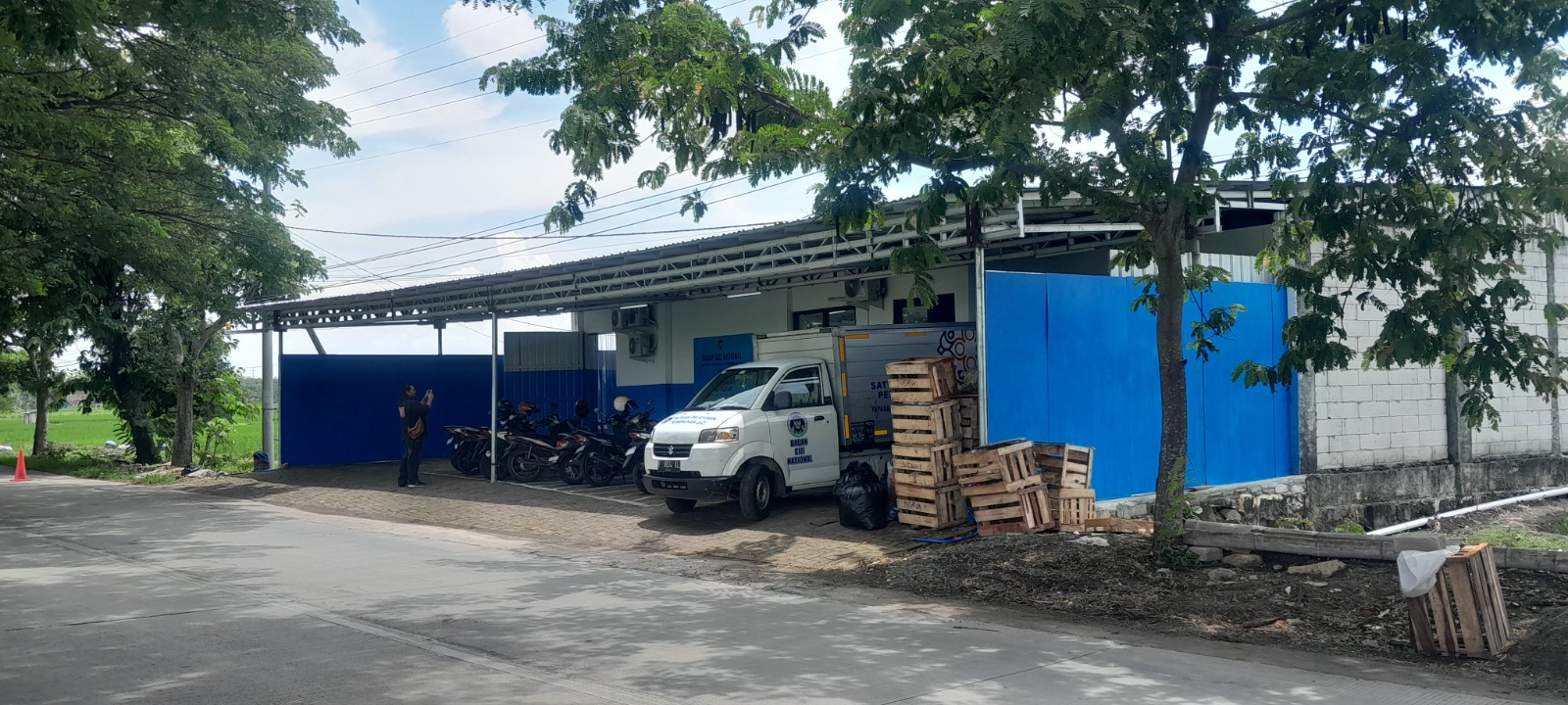 Petugas memilah dan mengelola limbah dapur di Desa Jambangan, Paron. DOK RADAR NGAWI