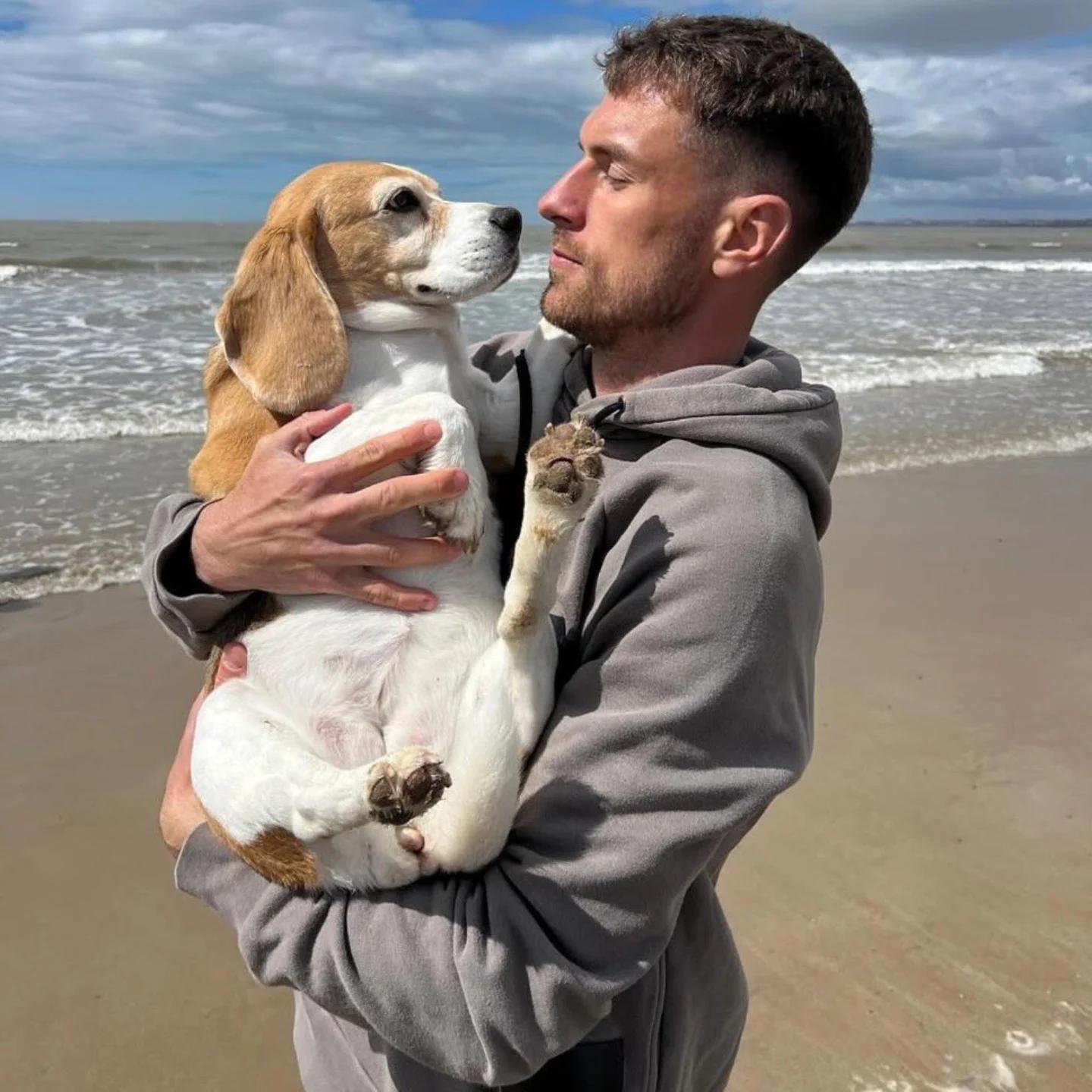 Aaron Ramsey resmi mengakhiri kontrak dengan Pumas UNAM setelah anjing kesayangannya, Halo, hilang di Meksiko. Ia menawarkan hadiah Rp332 juta bagi penemunya. FOTO: Instagram Aaron Ramsey