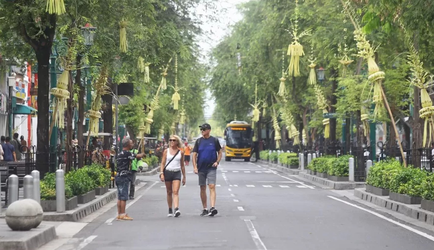 Wisatawan mancanegara berjalan-jalan di Malioboro, Yogyakarta.