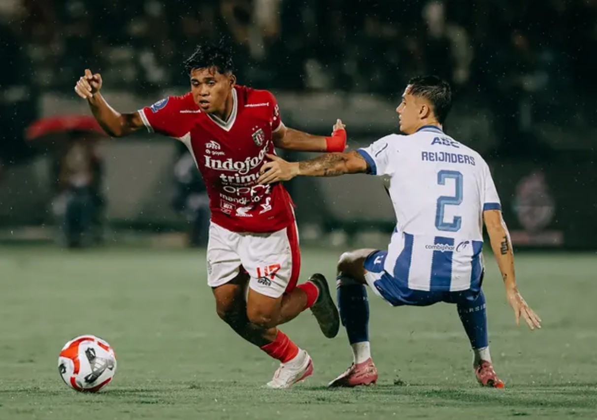 Duel pemain Persib Bandung Eliano Reijnders dan penyerang Bali United Rahmat Arjuna, dalam lanjutan BRI Super League.