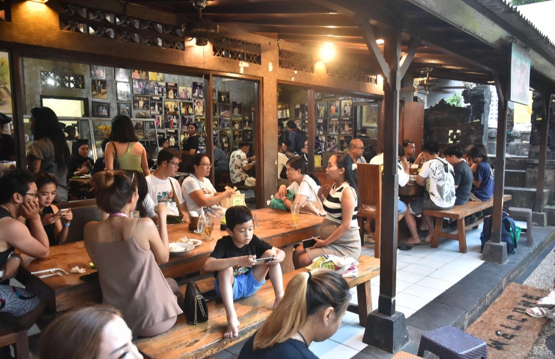 Suasana di warung Mak Beng yang legendaris di Bali.