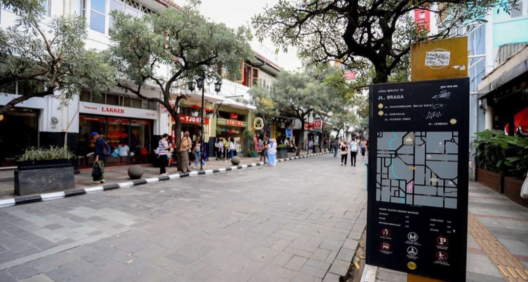 Jalan Braga Bandung memadukan pesona kolonial dan modern.