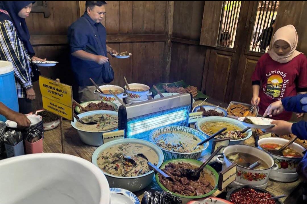 Sensasi ambil sendiri ala Kopi Klotok, dengan lauk sayur lodeh dan masakan Jawa otentik.