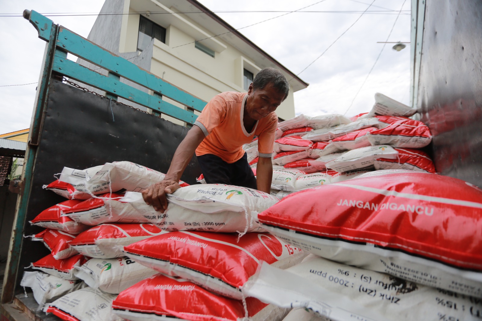 Petani di Madiun tengah melakukan pemupukan padi. Pemerintah menurunkan harga pupuk bersubsidi hingga 20 persen guna menekan biaya produksi. DOK RADAR MADIUN
