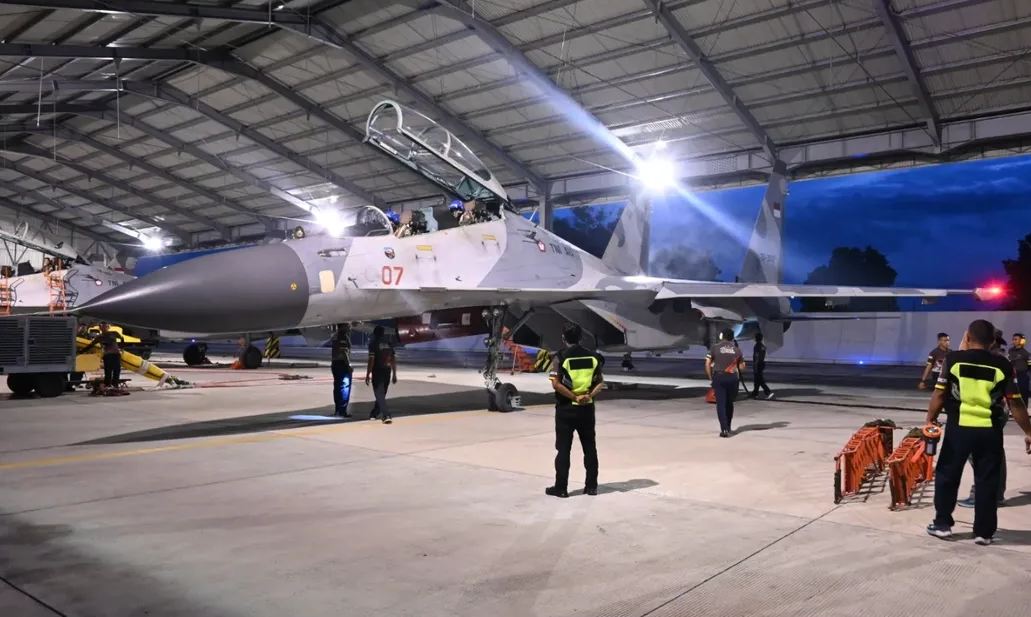 TNI AU menggelar latihan Mission Oriented Training (MOT) 2025 di Lanud Iswahjudi Magetan. Sebanyak 40 pesawat tempur dilibatkan untuk mengasah kesiapsiagaan malam hari. FOTO: LANUD ISWAHJUDI