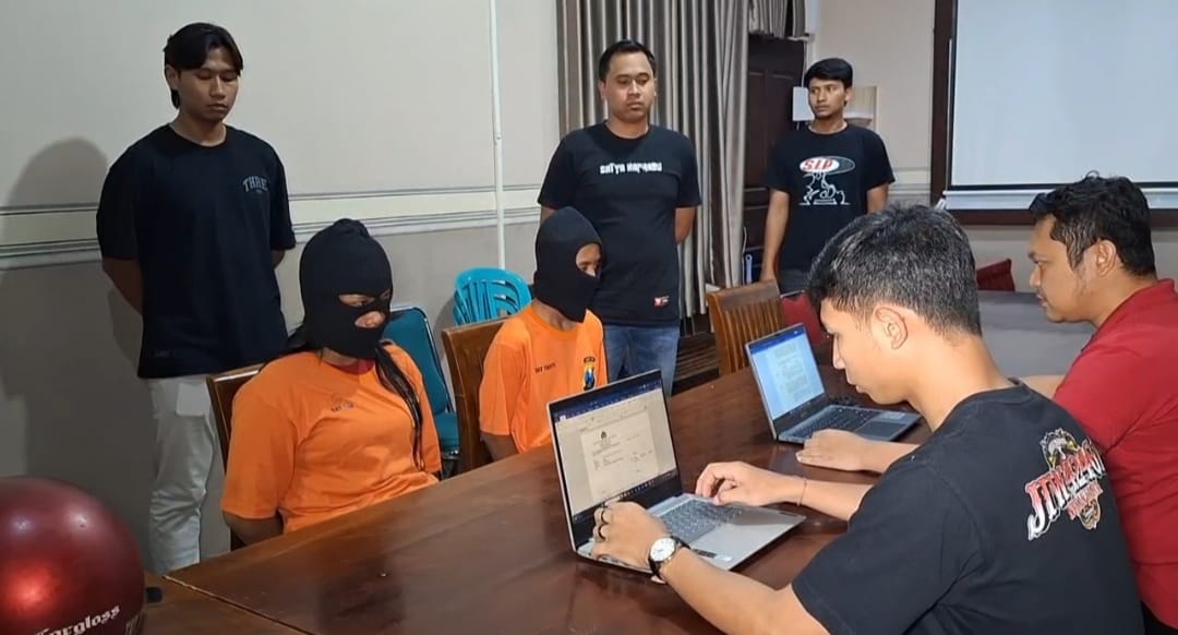 Pasutri Irvan Rendy Saputra, 23, dan Rizqi Amalia, 27, ditangkap usai melakukan pencurian sepeda motor.