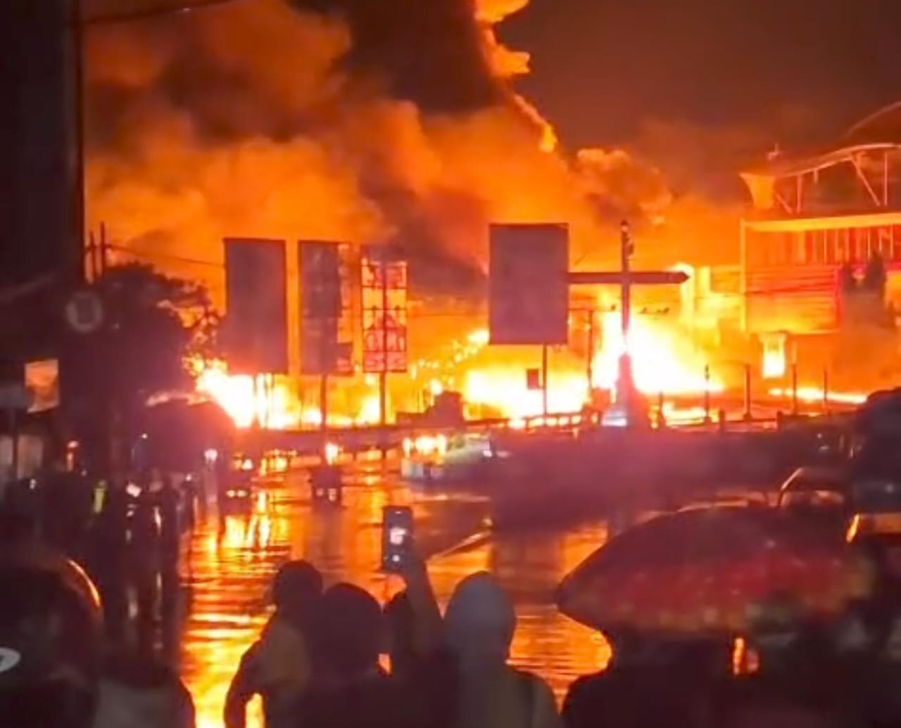 Kebakaran besar melanda Cianjur usai truk tangki BBM terguling dan terbakar. Api menjalar cepat ke ruko dan pusat belanja hingga jalur utama lumpuh. TANGKAPAN LAYAR