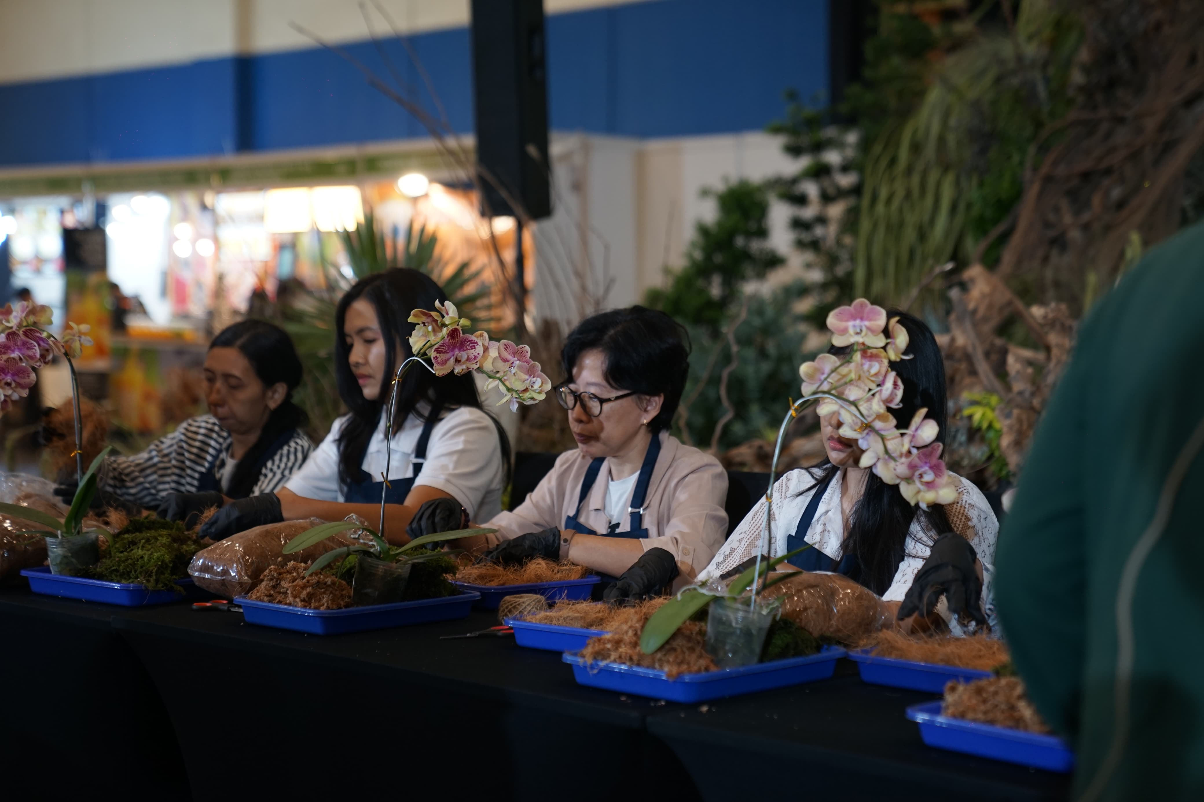 Booth BRI di FLOII Expo 2025 di ICE BSD ramai pengunjung. BRI hadir dengan QRIS dan program Green Financing untuk memperkuat ekosistem ekonomi hijau dan hortikultura nasional.