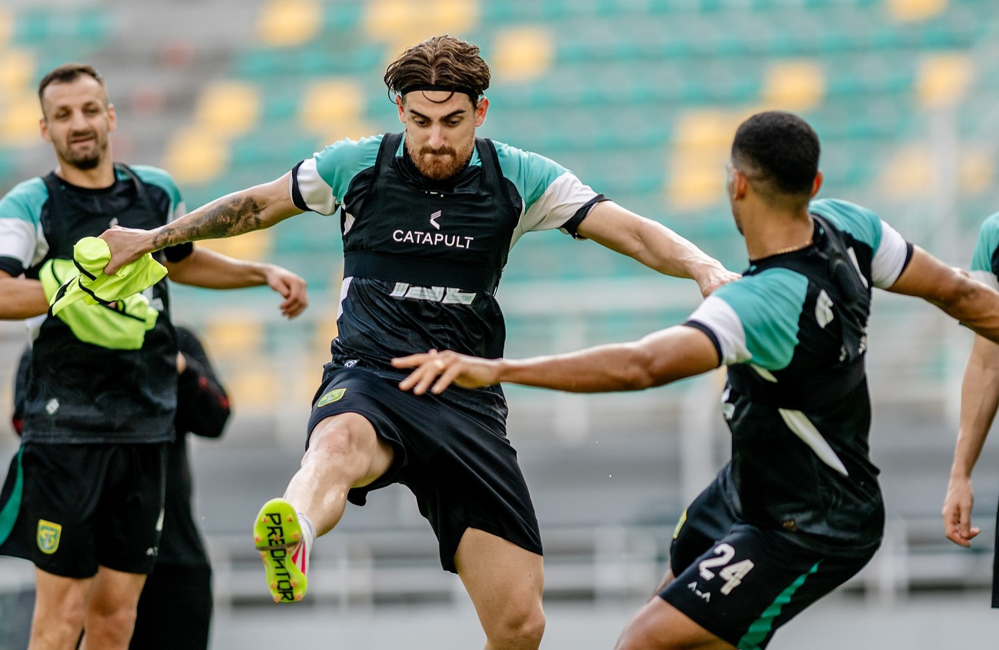 Skuad Persebaya saat latihan jelang lawan Persis.