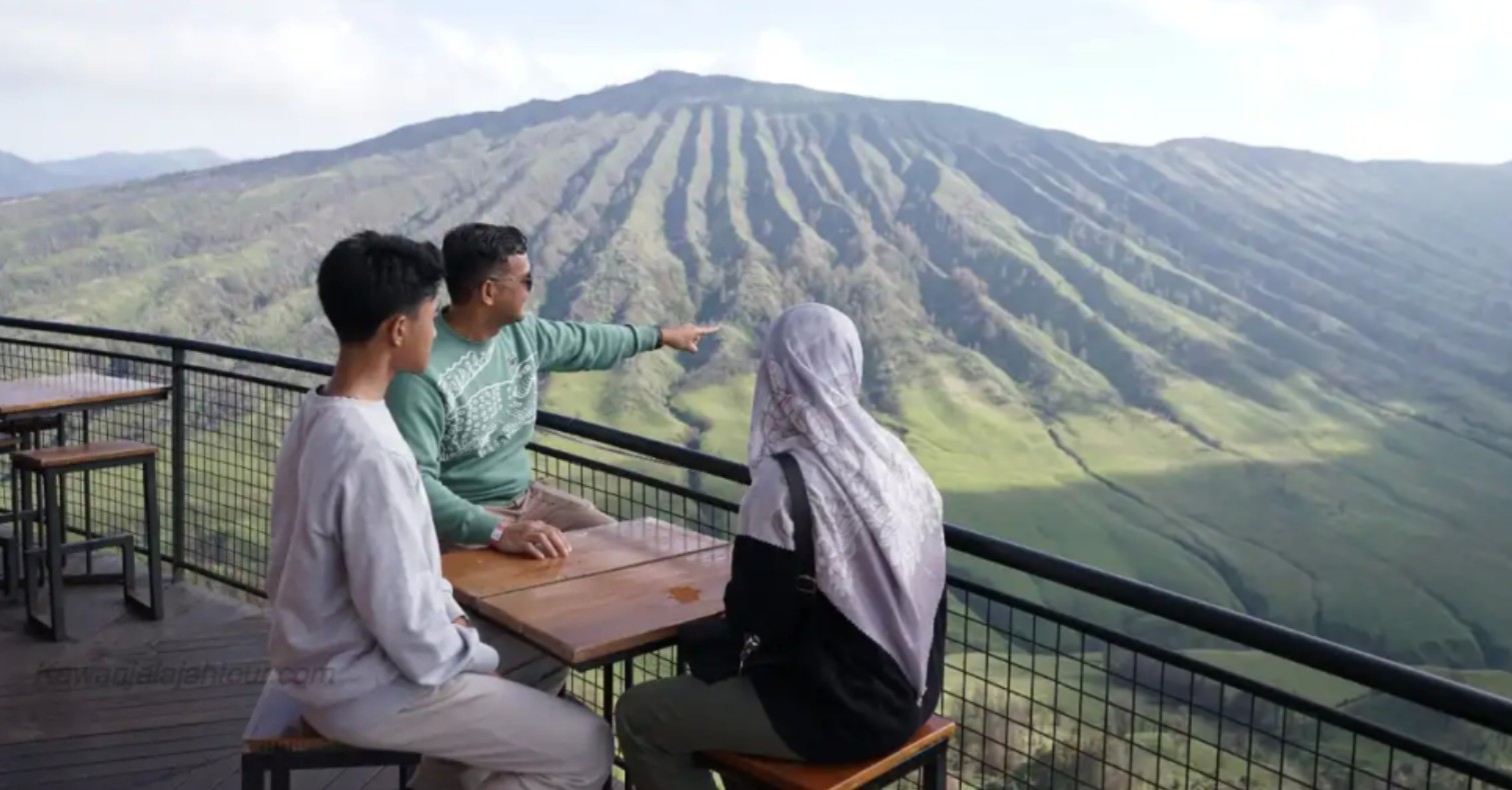 Pemandangan indah dari kafe Hillside Bromo.