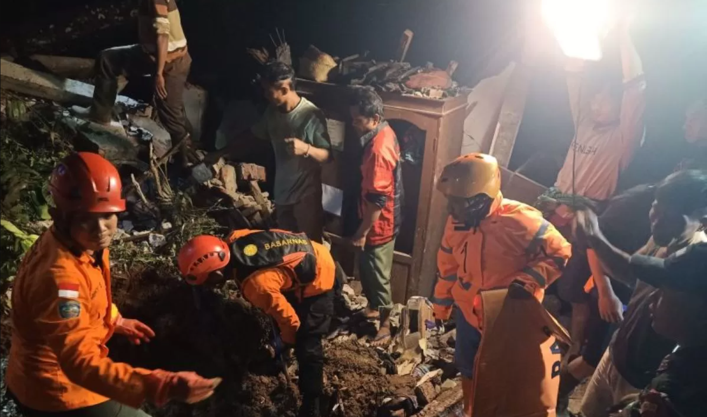 Satu keluarga di Trenggalek tertimbun longsor saat hujan deras mengguyur. Empat orang tewas, satu selamat dengan luka-luka.