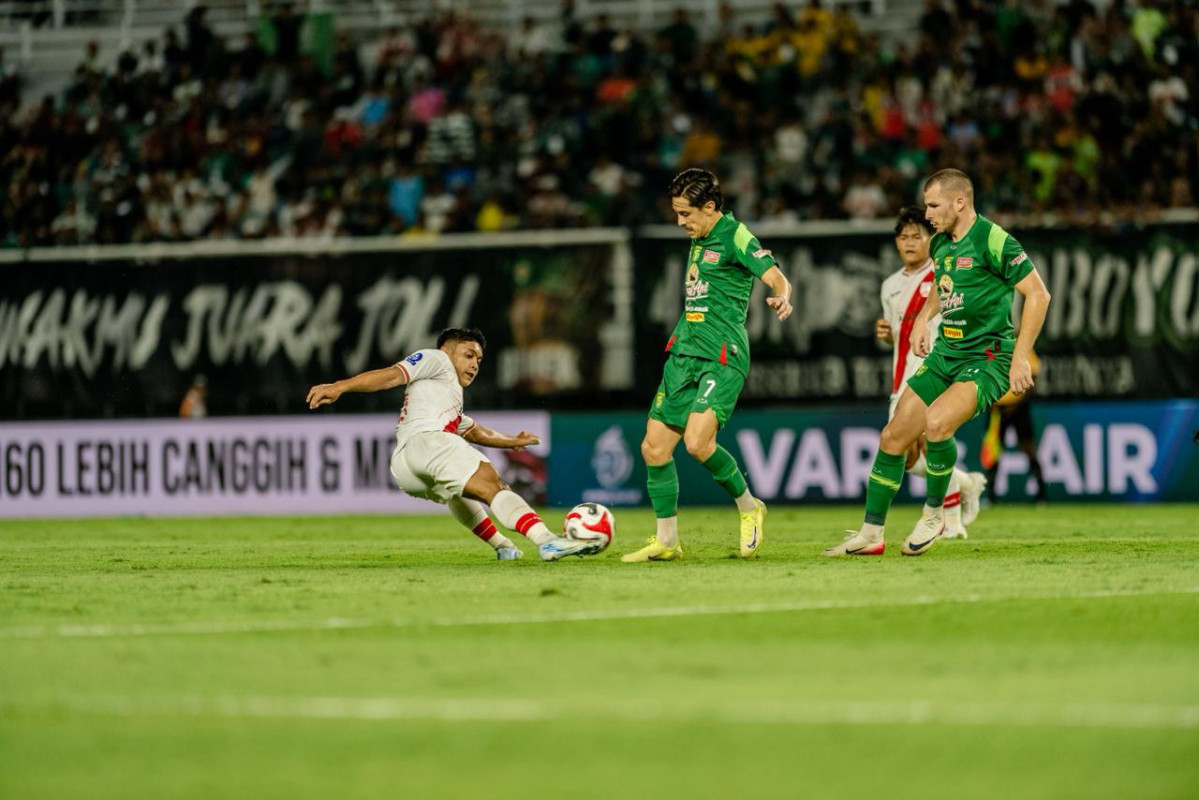 Pemain Persebaya Francisco Rivera mencoba melewati penjagaan pemain Persis Solo, dalam lanjutan BRI Super League.