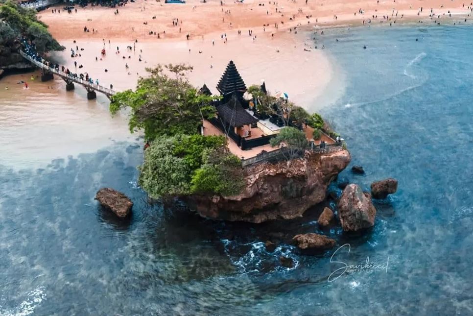 Pantai Balekambang terkenal dengan Pura Amerta Jati yang berdiri di atas batu karang, mirip Tanah Lot Bali.