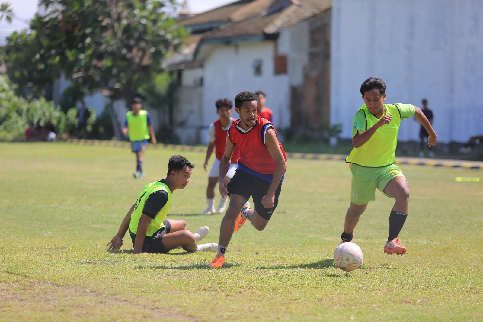 Sebanyak 67 pemain mengikuti seleksi awal calon pemain Madiun Putra FC di Lapangan Sogaten, kemarin (2/11). Seleksi tahap awal masih tanpa pelatih kepala. BAGAS BIMANTARA/JAWA POS RADAR MADIUN