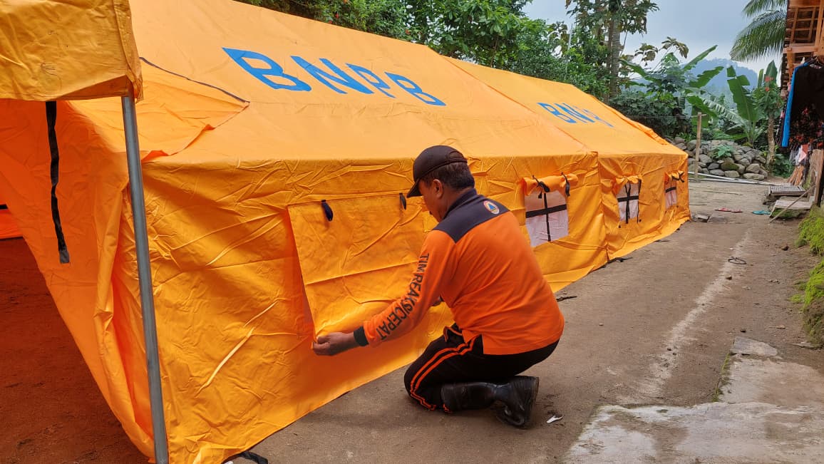 BPBD Kabupaten Madiun mendirikan tenda pengungsian bagi warga terdampak tanah retak di Dusun Morosowo, Desa Mendak, Dagangan, Sabtu (1/11). DIAN RAHAYU/RADAR MADIUN