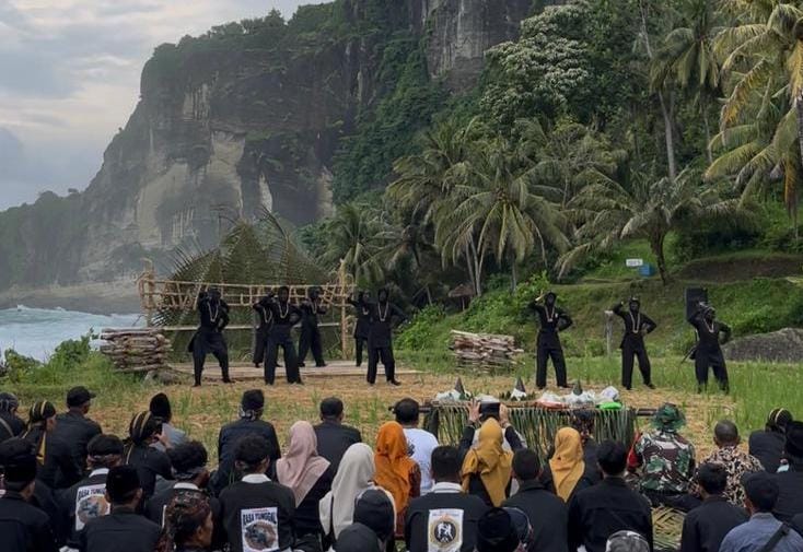 Salah satu momen Rawat Jagat tahun lalu. Tahun ini, festival dimulai di Pantai Pangasan, Minggu (2/11). DOKUMEN RADAR PACITAN