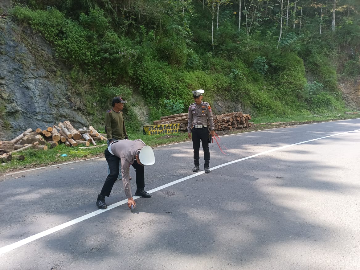 Warga mengevakuasi kendaraan yang terlibat kecelakaan di Pacitan beberapa waktu lalu. Laka lantas masih didominasi kelalaian pengendara. ISTIMEWA