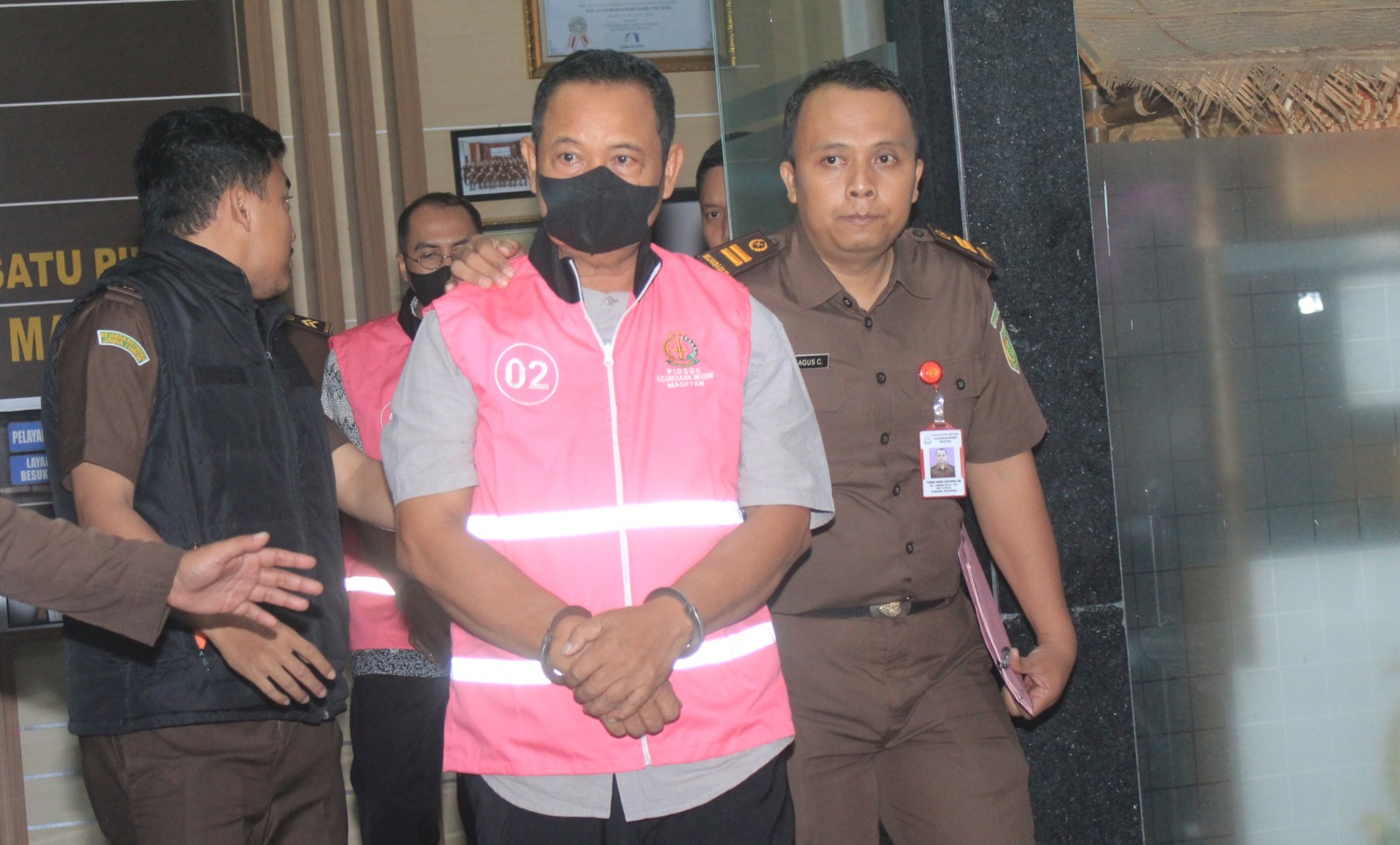 Dua tersangka kasus korupsi gamelan di Dindikpora Magetan, Suroso dan Y. Sulistyo Joko Indratno, segera disidang di Pengadilan Tipikor Surabaya. DOK RADAR MAGETAN