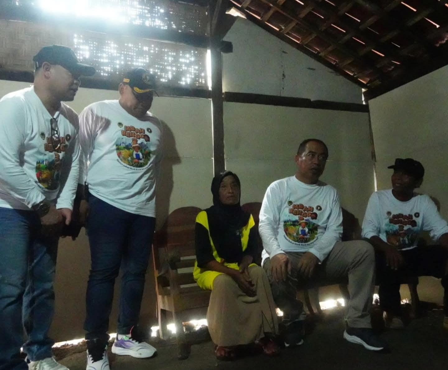 Warga Kedungrejo menyampaikan aspirasi pembangunan dan layanan publik kepada Bupati Madiun Hari Wuryanto dalam kegiatan Mbah Ronggo. PROKOPIM FOR RADAR MADIUN