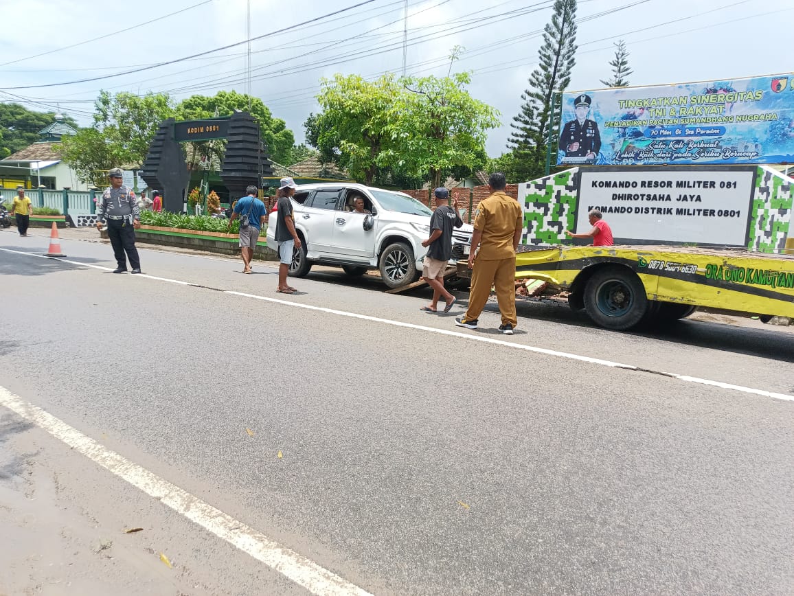 Sebuah mobil Mitsubishi terguling di depan Kodim Pacitan, Senin (3/11). Diduga sopir mengantuk, seluruh penumpang selamat tanpa luka. NUR CAHYONO/RADAR PACITAN
