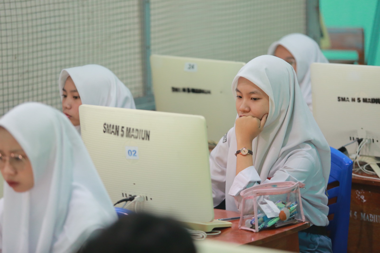 Siswa SMAN 5 Madiun mengerjakan Tes Kemampuan Akademik atau TKA 2025.