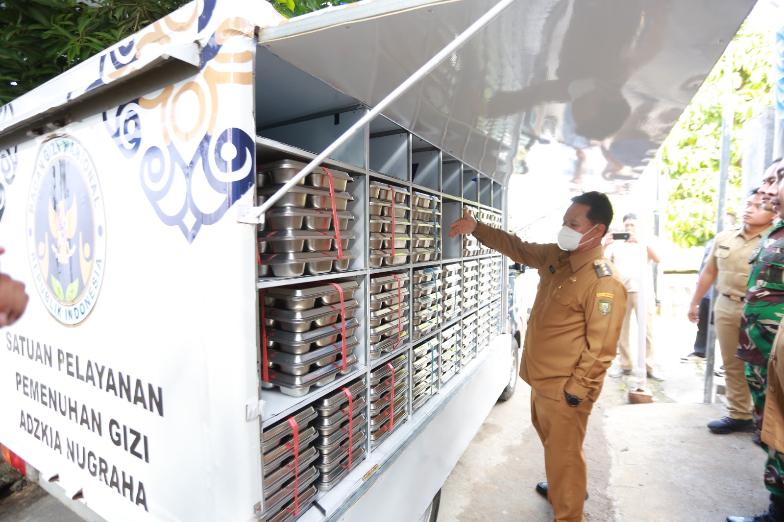 Wali Kota Maidi meresmikan dapur MBG ke-8 di Kelurahan Ngegong. Semua dapur wajib penuhi standar kesehatan sebelum beroperasi. FOTO: BAGAS BIMANTARA/RADAR MADIUN
