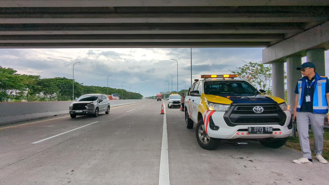 Petugas Jasa Marga memantau kondisi jalan tol saat hujan deras untuk memastikan tidak ada genangan yang dapat memicu aquaplaning. FOTO: PT Jasa Marga Ngawi Kertosono Kediri (JNK)