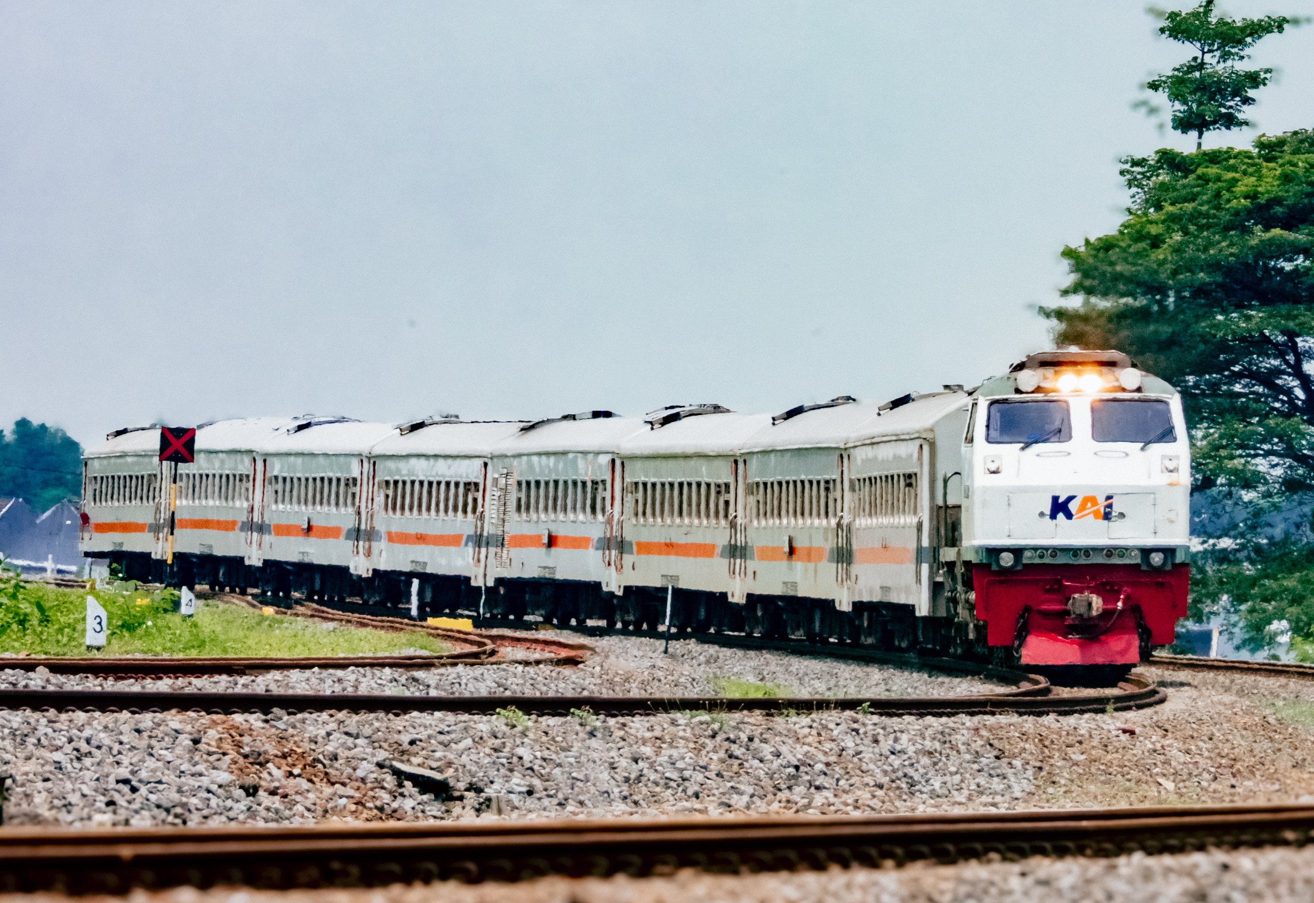 Program Boarding Pass Through Value dari KAI Daop 7 Madiun memungkinkan penumpang menikmati berbagai diskon di hotel, restoran, dan pusat layanan.