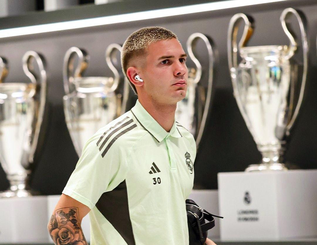 Franco Mastantuono mengalami cedera pubalgia. Real Madrid belum memastikan berapa lama sang gelandang absen jelang duel kontra Liverpool. Twitter: @framastantuono