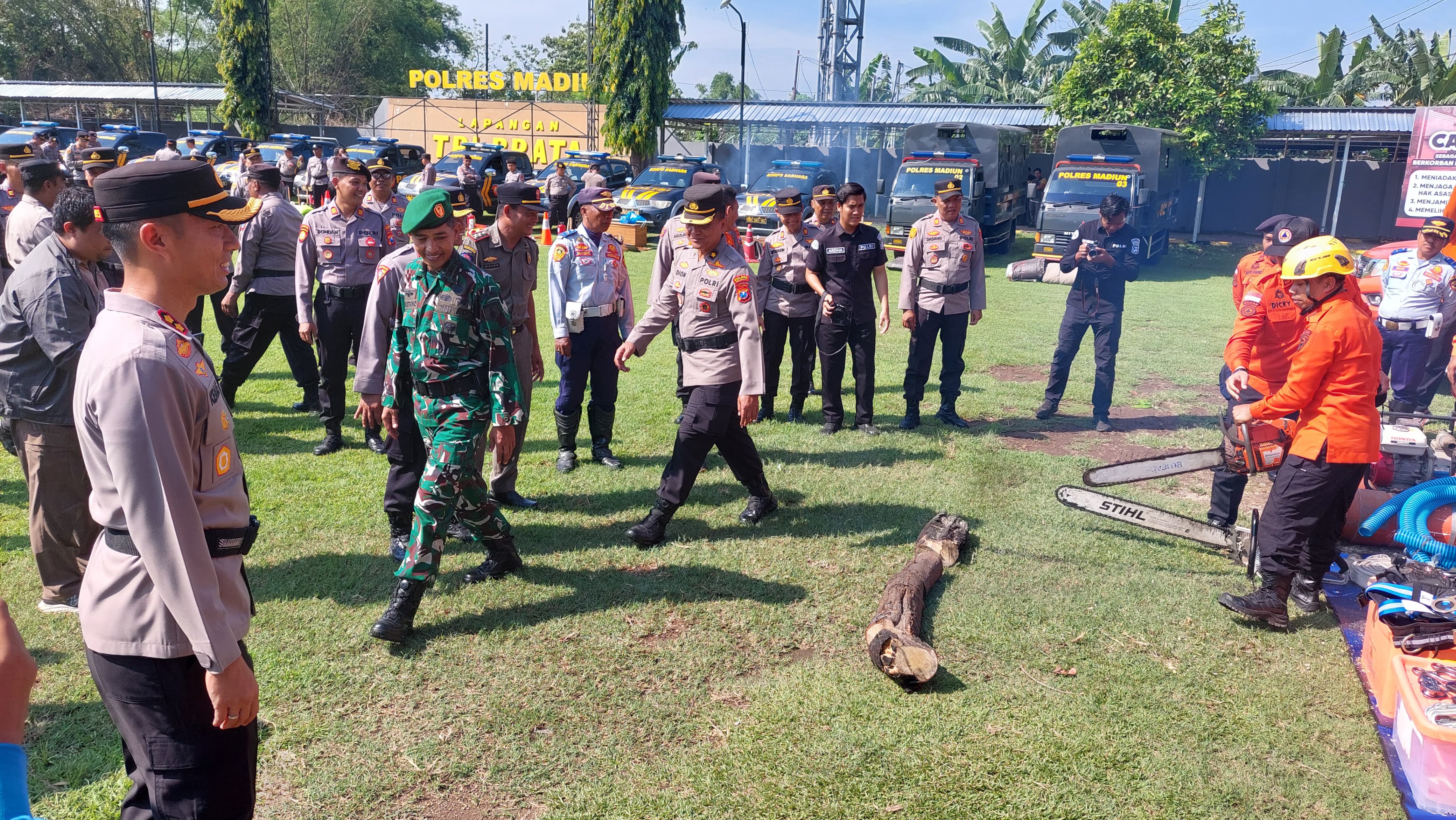 Kapolres Madiun AKBP Kemas Indra Natanegara memimpin apel kesiapsiagaan menghadapi bencana hidrometeorologi. Kesiapan personel dan alat dicek di Lapangan Tri Brata. FOTO: ISTIMEWA