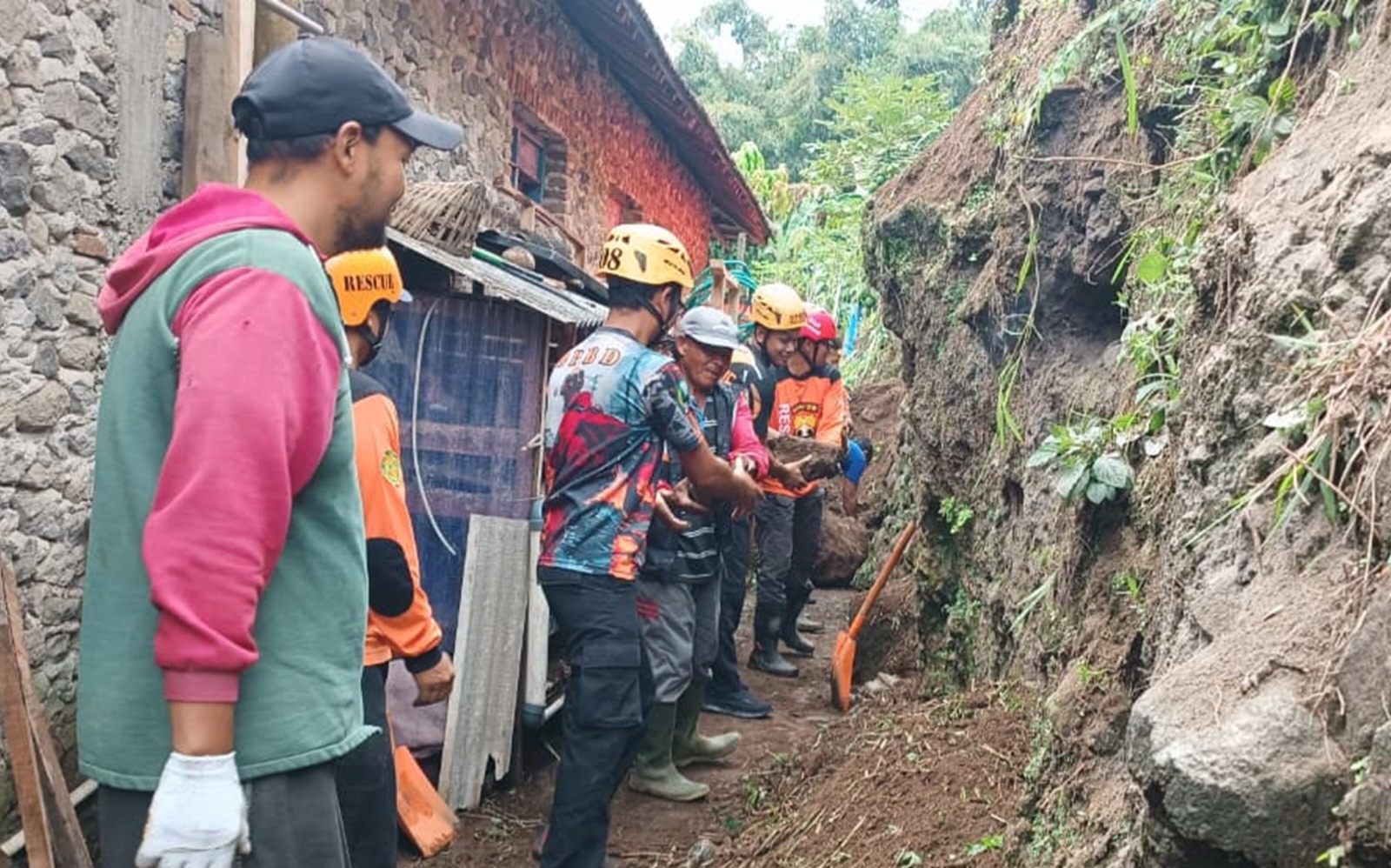 Personel BPBD bersama TNI-Polri dan relawan bahu-membahu membersihkan material longsor di Desa Dadi, Plaosan. Tak ada korban jiwa dalam kejadian itu. AJI PUTRA/RADAR MAGETAN