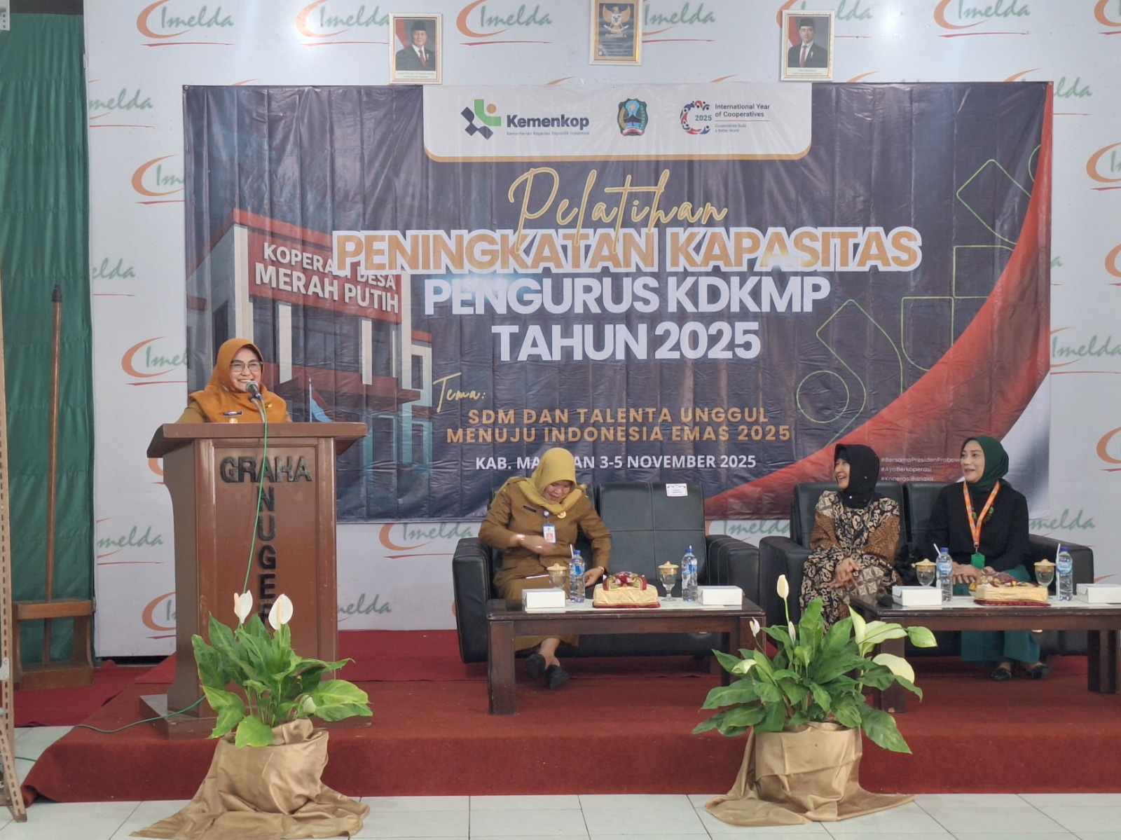 Bupati Magetan Nanik Endang Rusminiarti memberi sambutan di sela pelatihan para pengurus KDKMP. APRILITA SARI/RADAR MAGETAN